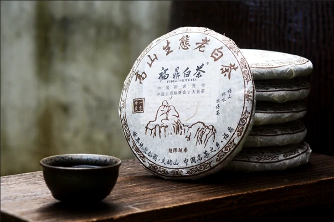 三年药七年宝？回收市场为什么对那些“动辄十年”的散户老白茶极其警惕？